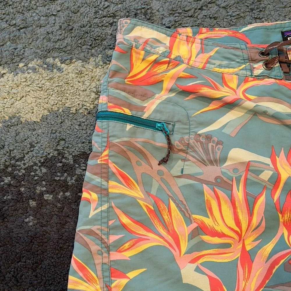 Patagonia Wavefarer Board Shorts Men's 33 Bird of Paradise Floral Swim Trunks